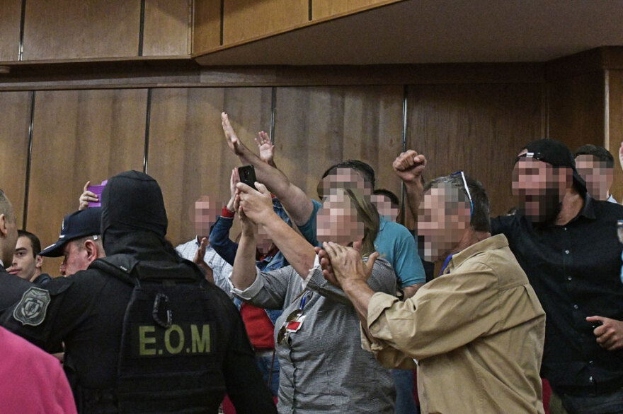 Ναζιστικοί χαιρετισμοί και συνθήματα κατά τη διάρκεια της δίκης της Χρυσής Αυγής