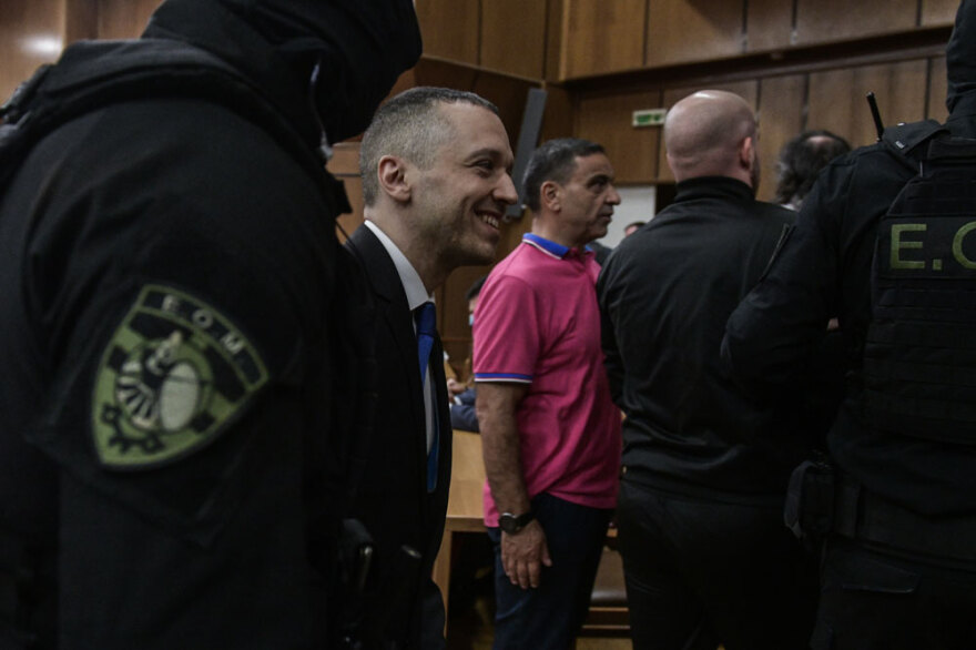 Ναζιστικοί χαιρετισμοί και συνθήματα κατά τη διάρκεια της δίκης της Χρυσής Αυγής