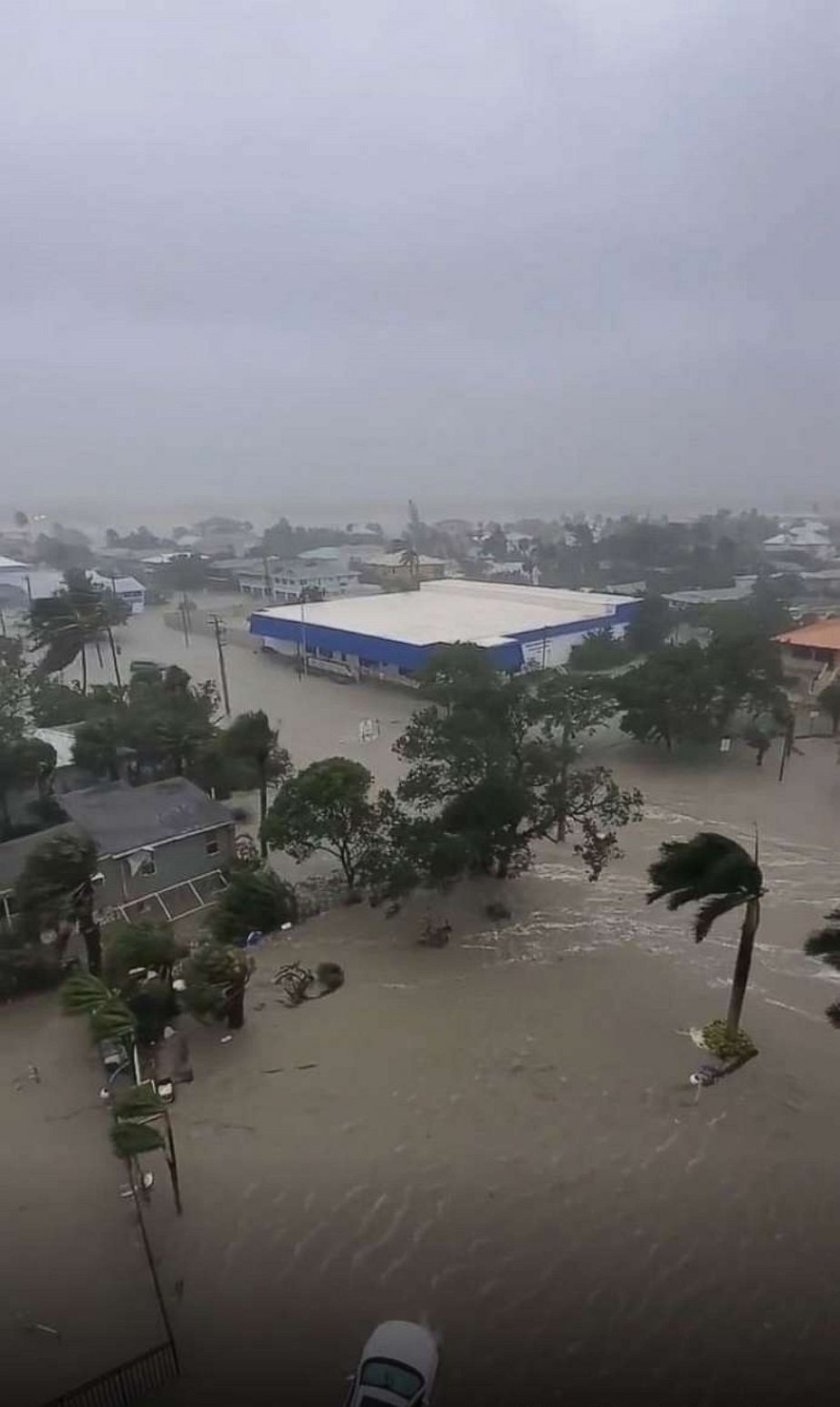 ΗΠΑ: «Πνίγηκε» η Φλόριντα  από το... χτύπημα του κυκλώνα Ίαν - Καρχαρίες βγήκαν στους δρόμους