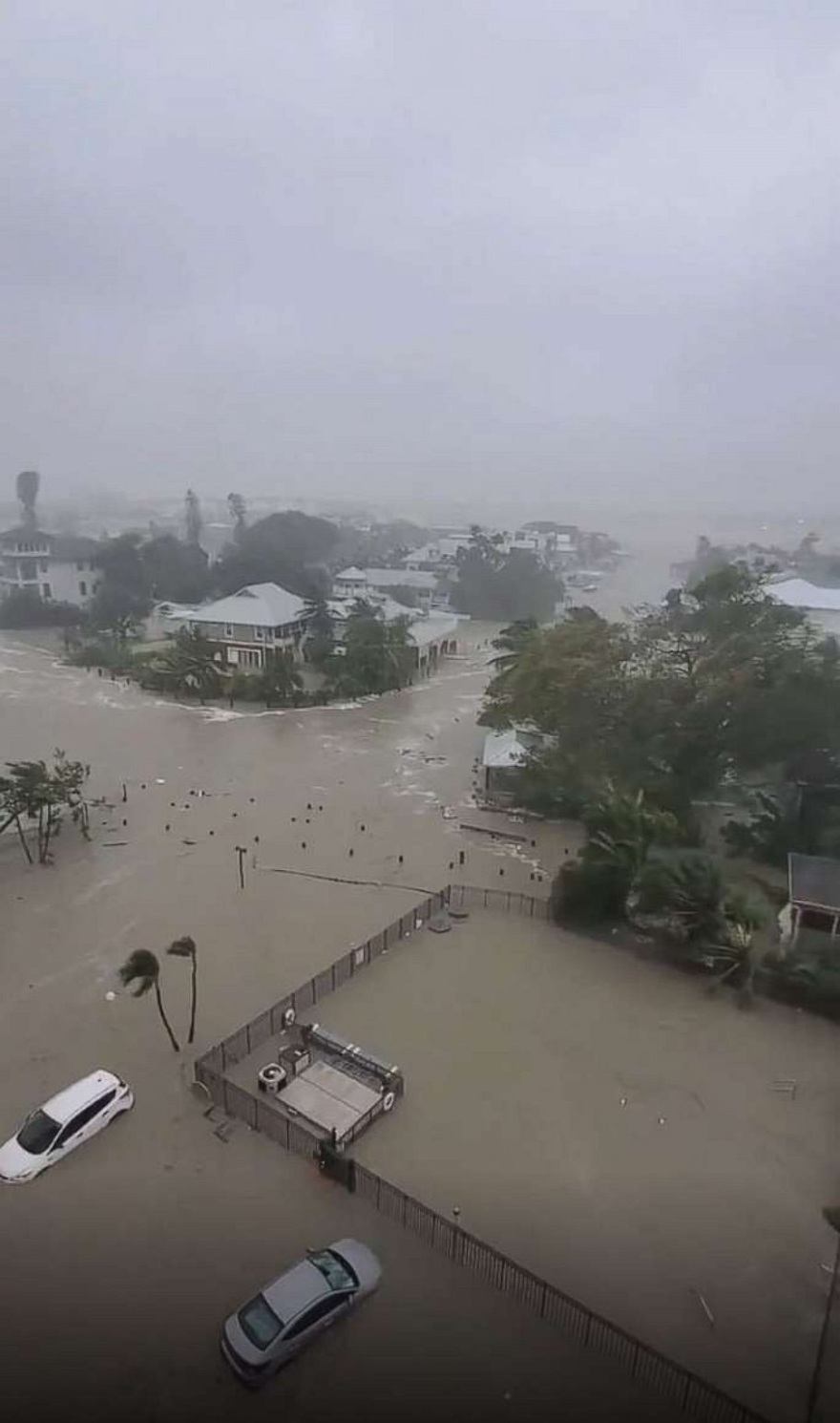 ΗΠΑ: «Πνίγηκε» η Φλόριντα  από το... χτύπημα του κυκλώνα Ίαν - Καρχαρίες βγήκαν στους δρόμους