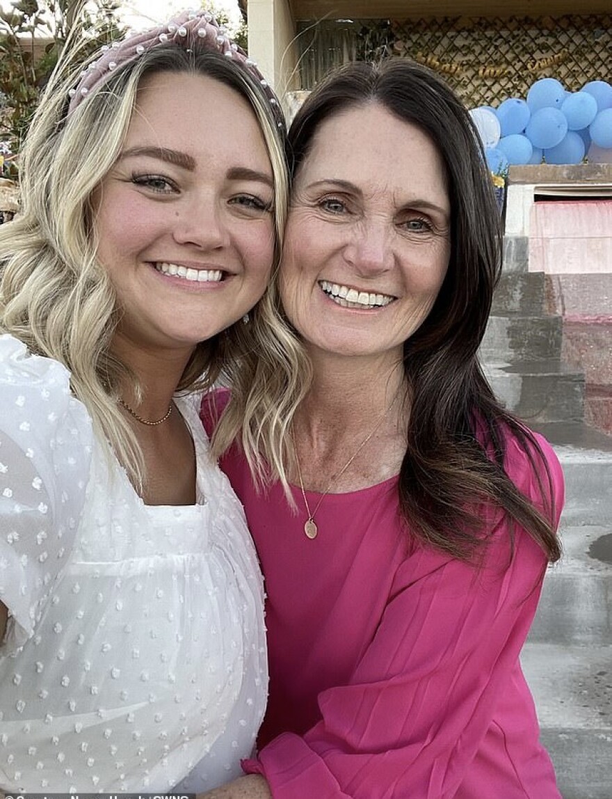 Γιούτα: Η Νάνσι Χολ είναι 56 ετών και έγκυος στο μωρό του γιου της - Η απίστευτη ιστορία της