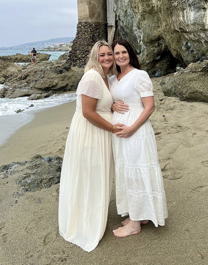 Γιούτα: Η Νάνσι Χολ είναι 56 ετών και έγκυος στο μωρό του γιου της - Η απίστευτη ιστορία της