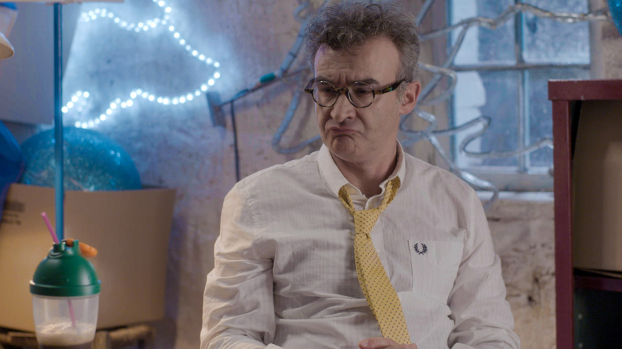 Εκτός Υπηρεσίας: Ο Νερατζάκης κρυφακούει τους τρεις αστυνομικούς και τα μαθαίνει όλα