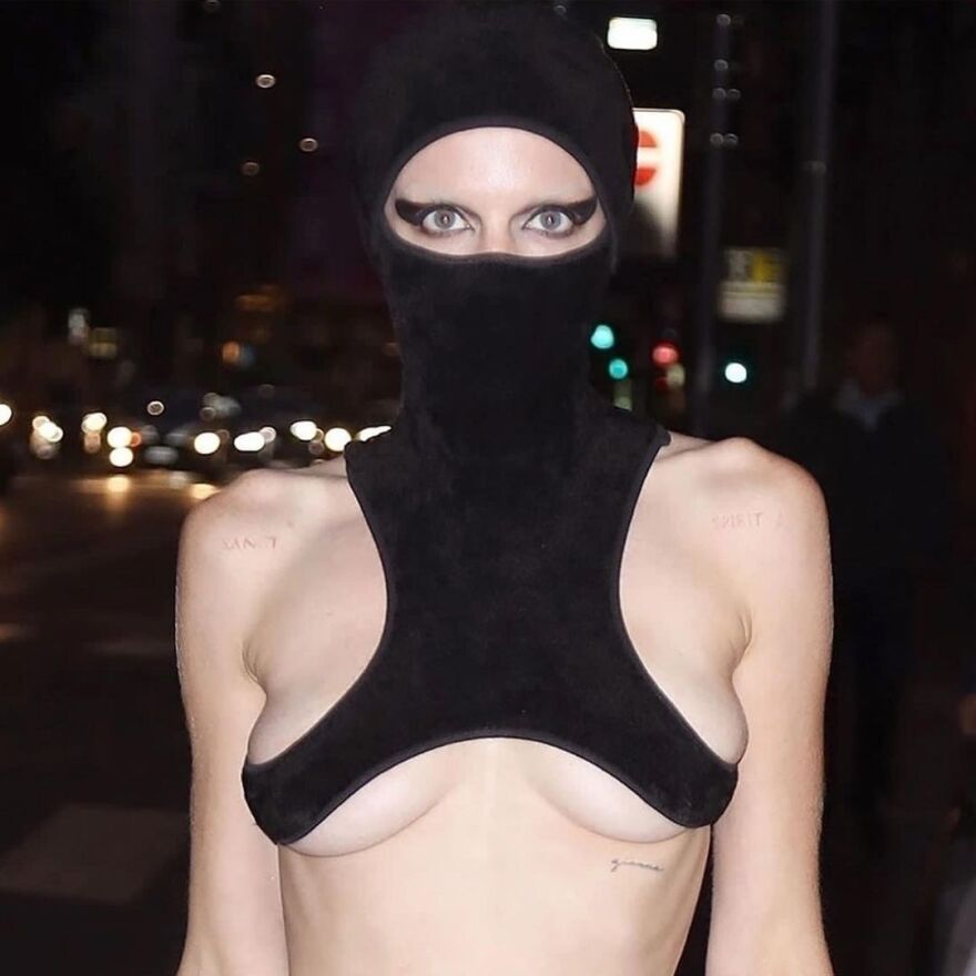 Τζούλια Φοξ: Η «προκλητική» της εμφάνιση με κουκούλα - σουτιέν