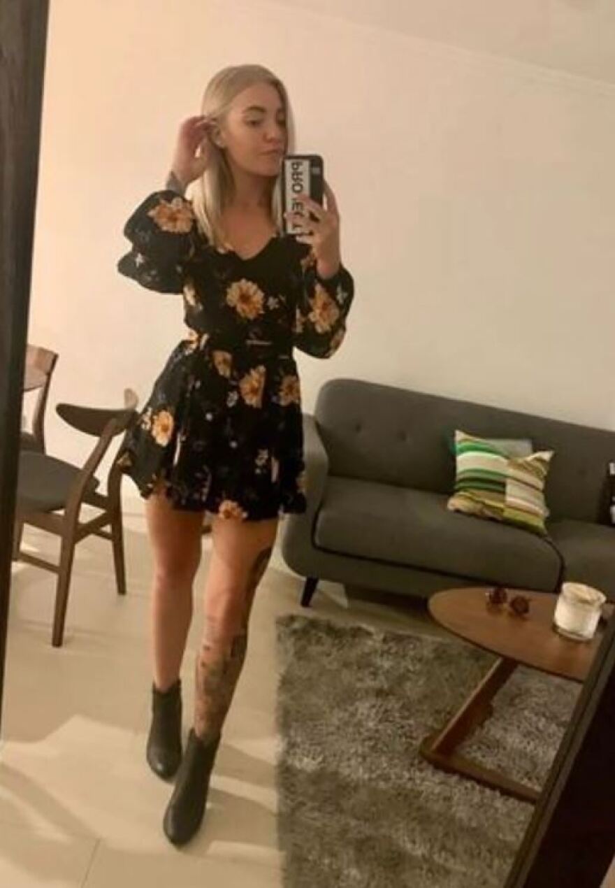 Διχάζει η 28χρονη που έκανε τατουάζ διάσημους κατά συρροή δολοφόνους 