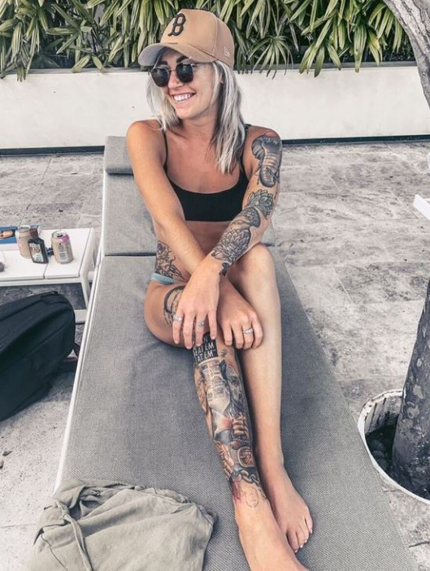 Διχάζει η 28χρονη που έκανε τατουάζ διάσημους κατά συρροή δολοφόνους 