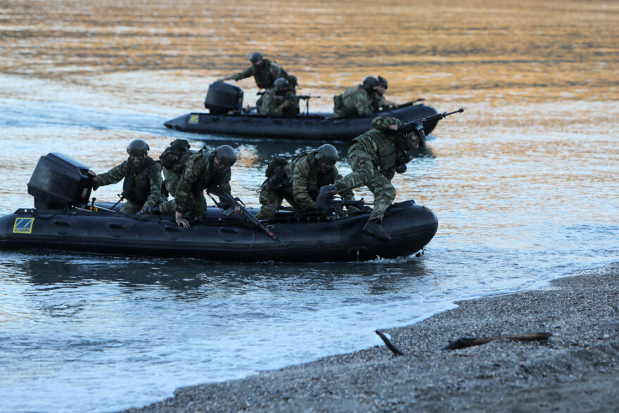 Άσκηση Αργώ 22: «Απόβαση» Ελλήνων και Γάλλων κομάντο στη Σκύρο - Εντυπωσιακές εικόνες 