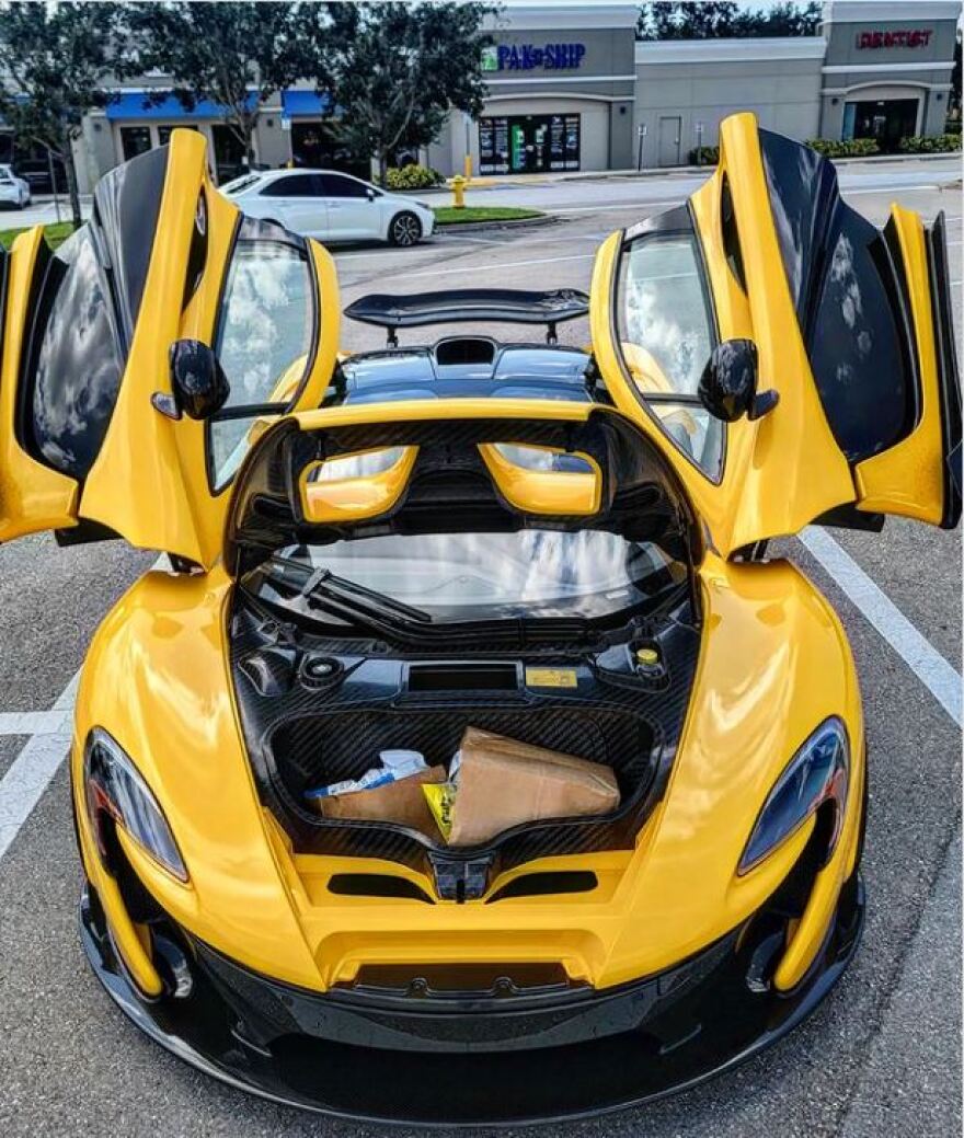 Φλόριντα: Ολοκαίνουργιο supercar αξίας 1 εκατ. δολαρίων κατάντησε «υποβρύχιο» λόγω του κυκλώνα