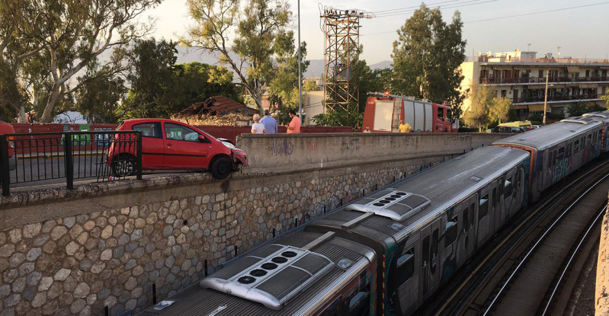 Κηφισιά: Αυτοκίνητο προσέκρουσε σε κιγκλίδωμα και παραλίγο να πέσει τις ράγες του ΗΣΑΠ