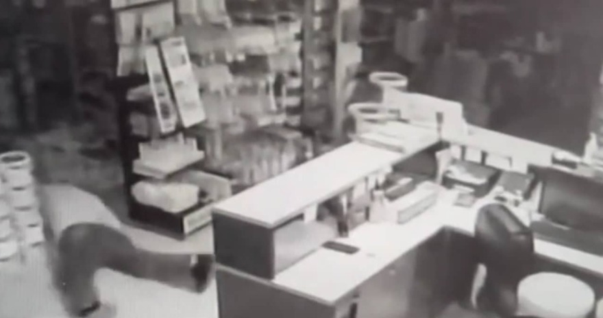 Βόλος: On camera διέρρηξαν το μαγαζί παράγοντα