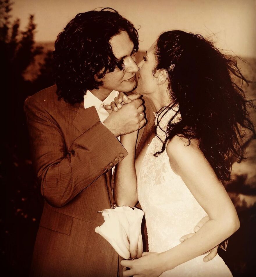 Αιμίλιος Χειλάκης – Αθηνά Μαξίμου: Σπάνιες φωτογραφίες από τον γάμο τους με αφορμή τη 16η επέτειό τους