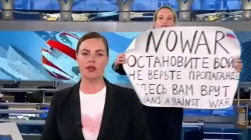 Ρωσία: Ένταλμα σύλληψης για την «αντικαθεστωτική» δημοσιογράφο Μαρίνα Οβσιανίκοβα