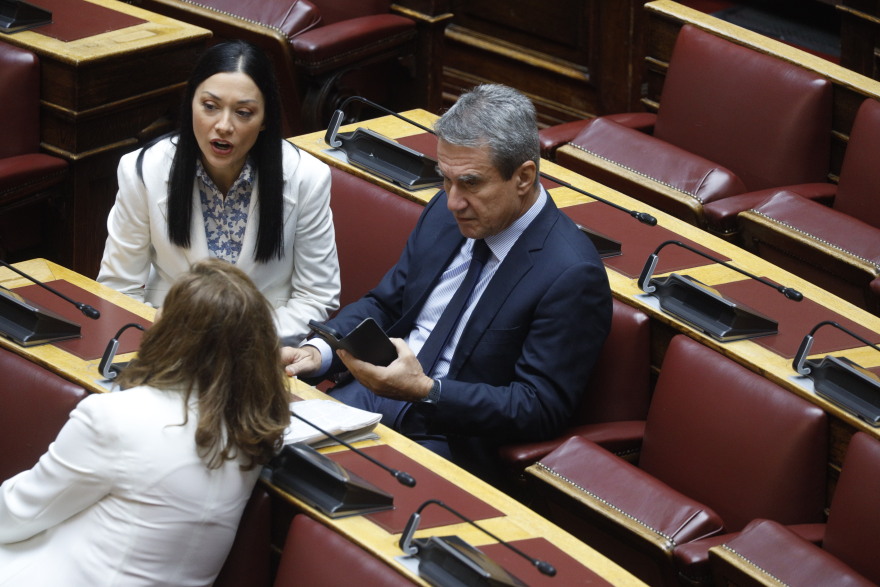 Βουλή: Αυλαία για τη νέα περίοδο  - Ο αγιασμός και οι απουσίες