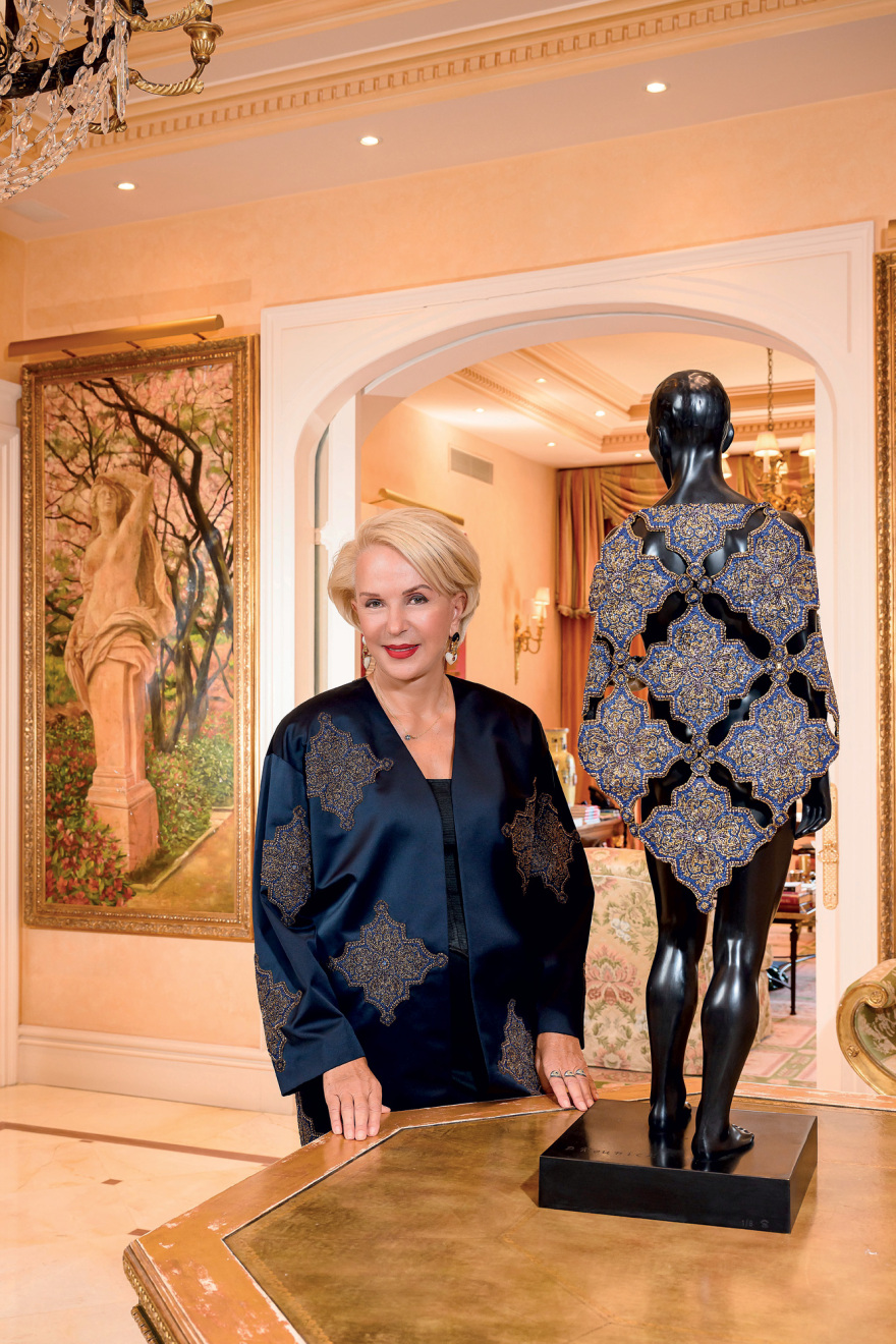 Ντέλλα Ρούνικ: Ντύνει τα αγάλματα με Oscar  de la Renta