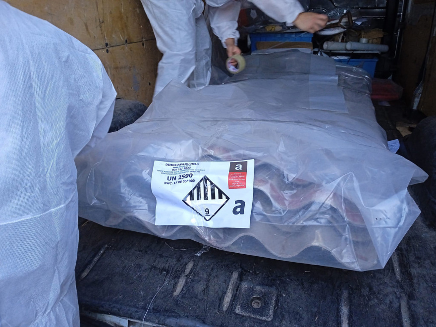 Θεσσαλονίκη: Ασυνείδητοι ξεφόρτωσαν φορτηγό με πλάκες αμιάντου δίπλα σε σχολικό συγκρότημα 750 παιδιών