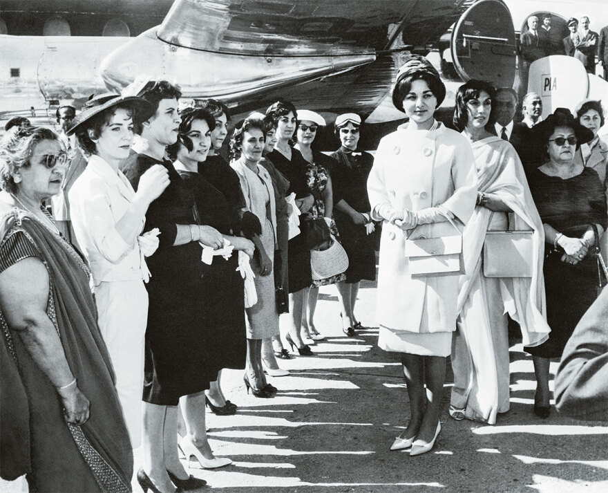 Ιράν: Η Ελληνίδα που έζησε στο παλάτι του Σάχη και η «ματωμένη μαντίλα»