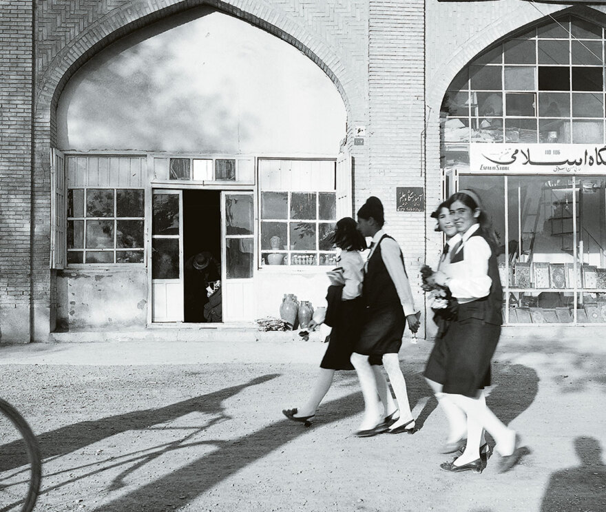 Ιράν: Η Ελληνίδα που έζησε στο παλάτι του Σάχη και η «ματωμένη μαντίλα»