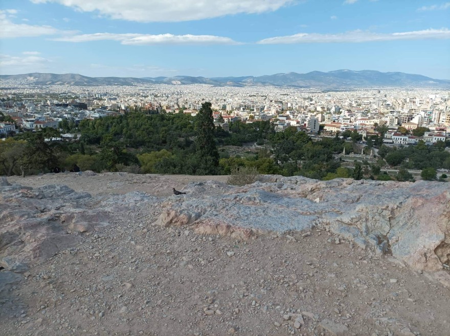 Αυτοκτονία 47χρονης στην Ακρόπολη: «Έκανε το σταυρό της και έπεσε», λένε μάρτυρες 