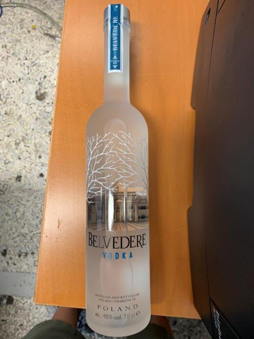 ΑΑΔΕ: Δεσμεύτηκαν 61.560 φιάλες επώνυμων αλκοολούχων ποτών