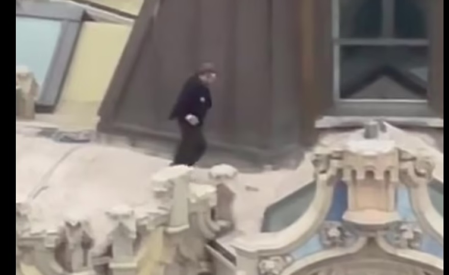 ΗΠΑ: Μαυροφορεμένος άντρας πηδά από τέντα σε τέντα, στη στέγη ενός κτιρίου ύψους 99 μέτρων