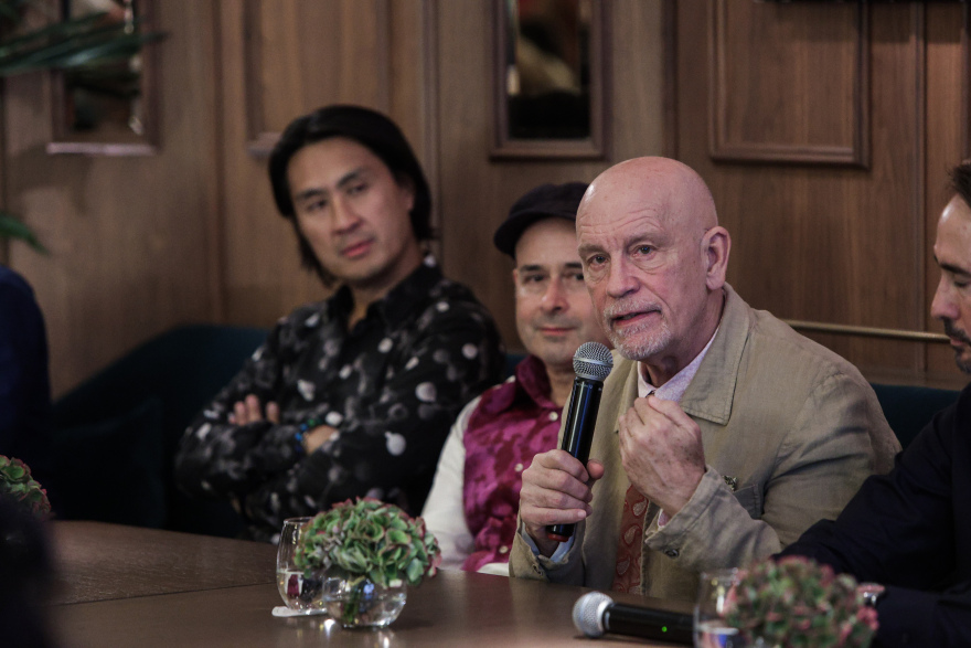 Ο Τζον Μάλκοβιτς στην Ελλάδα: «Θα συμφωνούσα με την επιστροφή των Γλυπτών του Παρθενώνα»