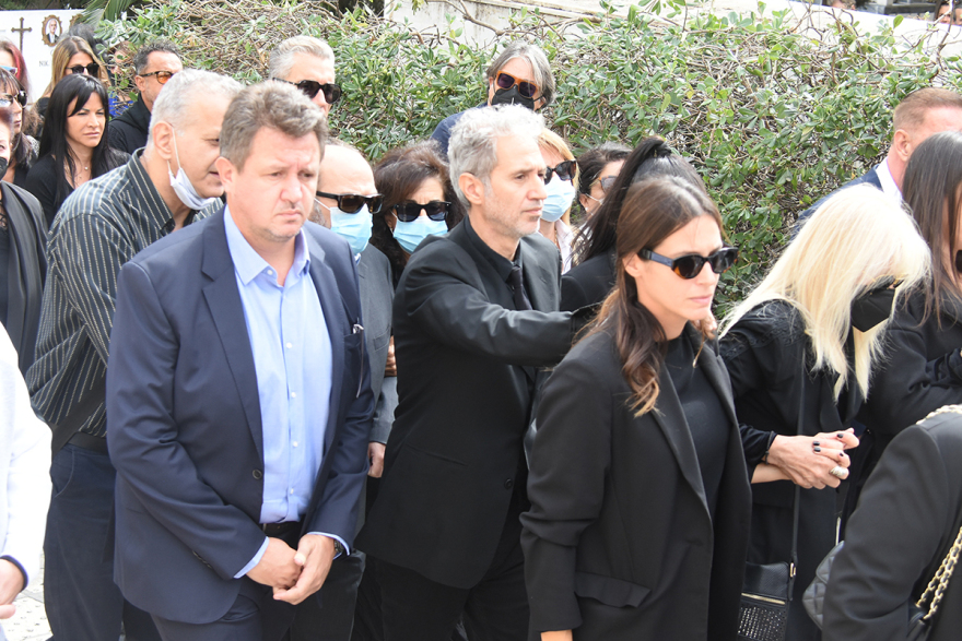 Συγκίνηση στο τελευταίο αντίο στον Σταμάτη Κόκοτα - «Ήσουν ένας καταπληκτικός πατέρας»