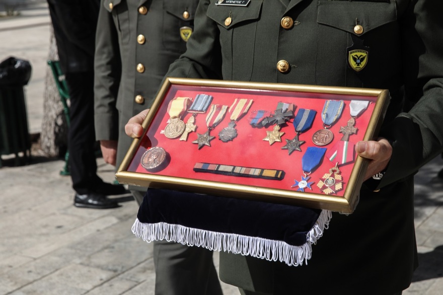 Κηδεία Χατζηφωτίου: Τιμητική συνοδεία από τον Στρατό με τα παράσημά του - Δείτε φωτογραφίες