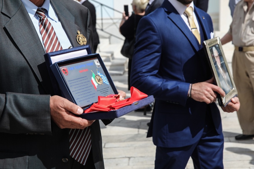 Κηδεία Χατζηφωτίου: Τιμητική συνοδεία από τον Στρατό με τα παράσημά του - Δείτε φωτογραφίες