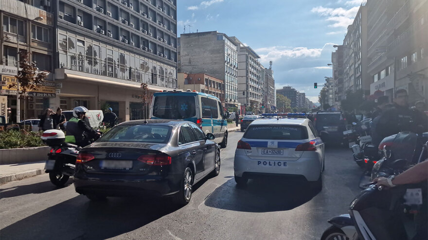 Θεσσαλονίκη: Μπούκαραν με μαχαίρι στο κατάστημα, έκλεισαν τα στόρια και πέταξαν έξω το χειριστήριο