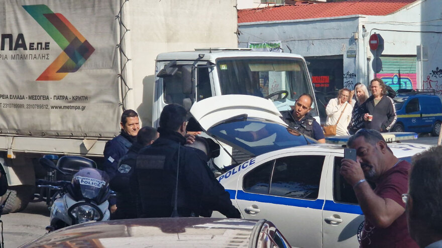 Θεσσαλονίκη: Μπούκαραν με μαχαίρι στο κατάστημα, έκλεισαν τα στόρια και πέταξαν έξω το χειριστήριο