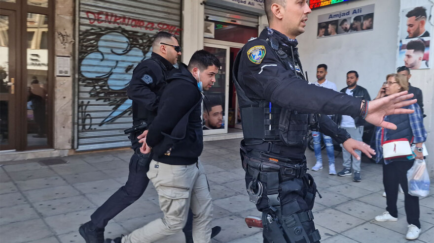 Θεσσαλονίκη: Μπούκαραν με μαχαίρι στο κατάστημα, έκλεισαν τα στόρια και πέταξαν έξω το χειριστήριο