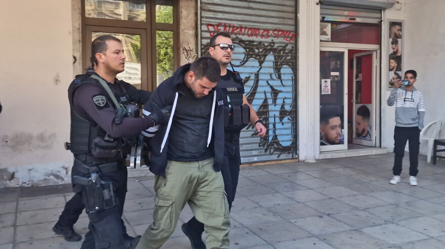 Θεσσαλονίκη: Μπούκαραν με μαχαίρι στο κατάστημα, έκλεισαν τα στόρια και πέταξαν έξω το χειριστήριο