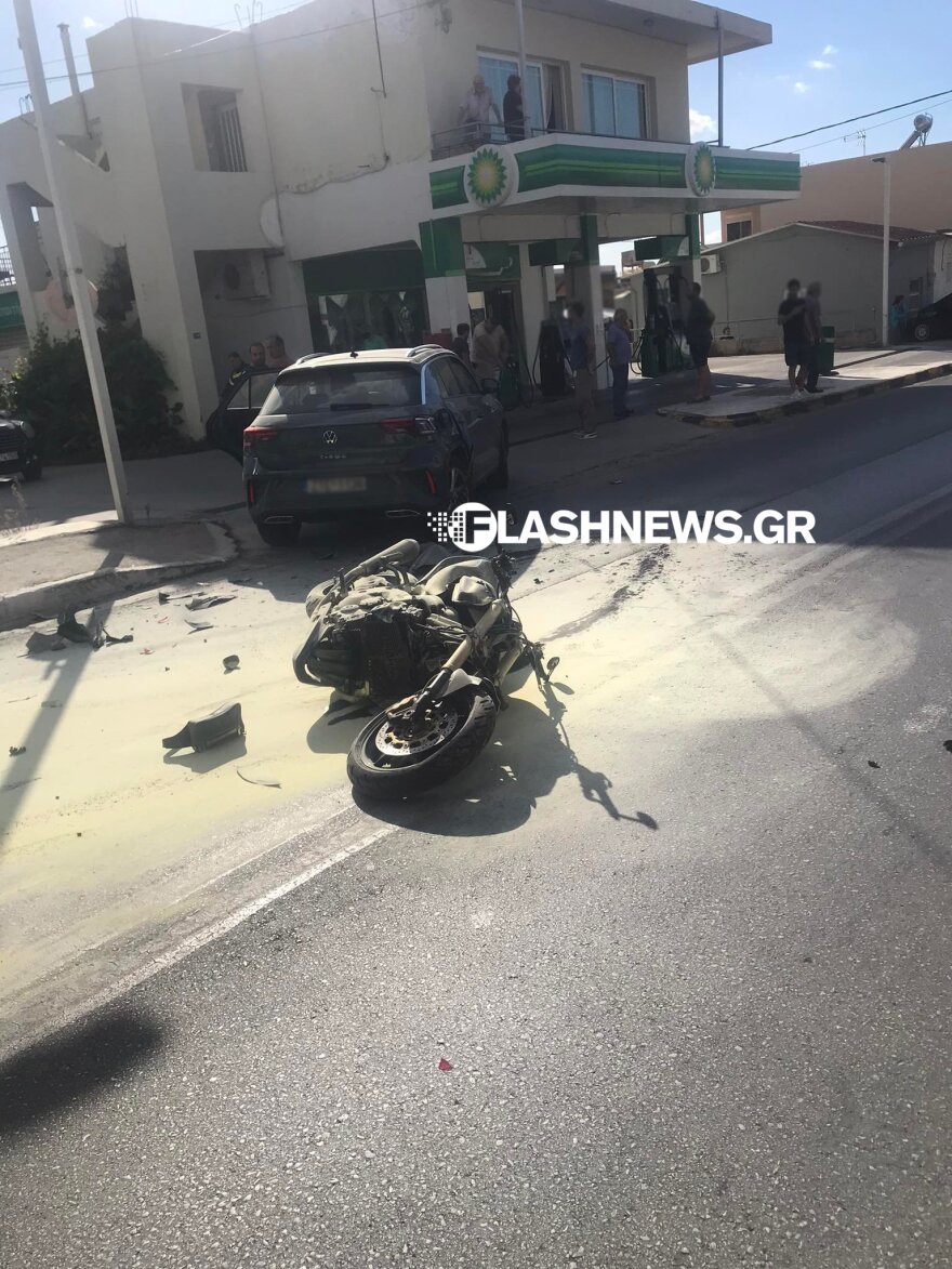 Τροχαίο στα Χανιά: Σύγκρουση μηχανής με αυτοκίνητο - Ένας τραυματίας