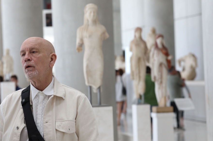 Ο Τζον Μάλκοβιτς στο Μουσείο Ακρόπολης - Δείτε φωτογραφίες 