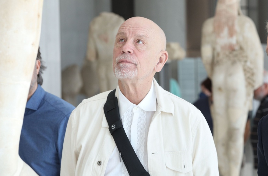 Ο Τζον Μάλκοβιτς στο Μουσείο Ακρόπολης - Δείτε φωτογραφίες 