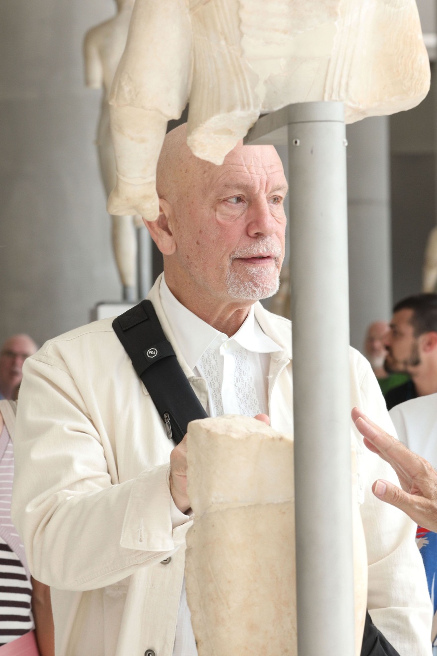 Ο Τζον Μάλκοβιτς στο Μουσείο Ακρόπολης - Δείτε φωτογραφίες 