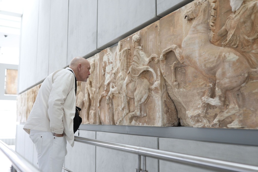 Ο Τζον Μάλκοβιτς στο Μουσείο Ακρόπολης - Δείτε φωτογραφίες 