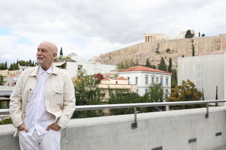 Ο Τζον Μάλκοβιτς στο Μουσείο Ακρόπολης - Δείτε φωτογραφίες 