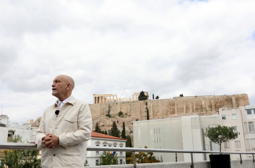 Ο Τζον Μάλκοβιτς στο Μουσείο Ακρόπολης - Δείτε φωτογραφίες 