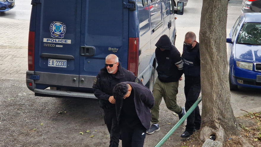 Θεσσαλονίκη: Στα δικαστήρια οι δράστες της ληστείας... φιάσκο - Προκάλεσαν βραχυκύκλωμα και έπεσαν τα ρολά ασφαλείας 