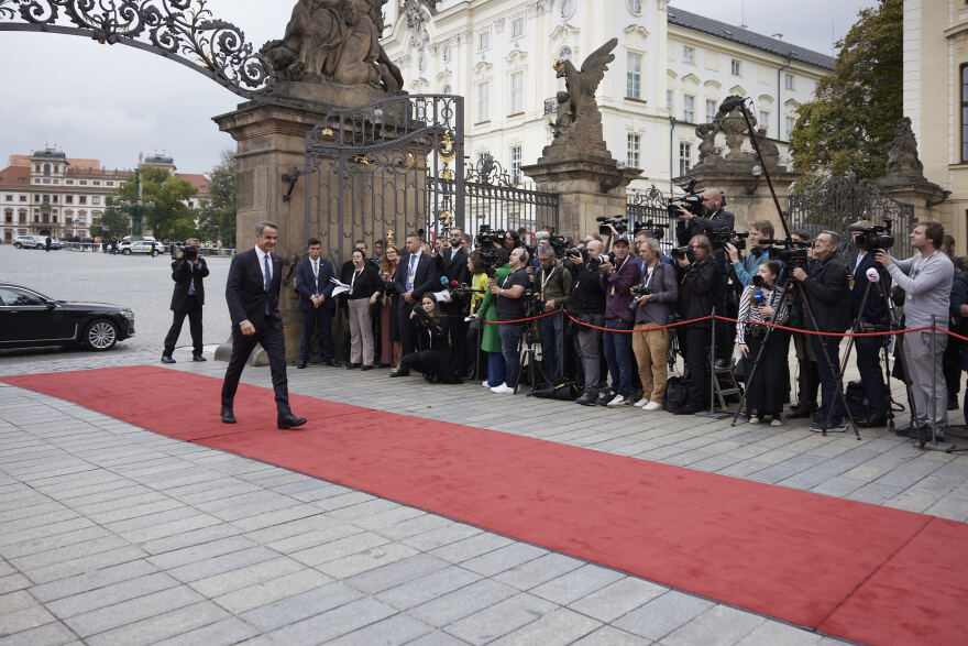 Πράγα: Κράτησαν τις... αποστάσεις Μητσοτάκης - Ερντογάν στην οικογενειακή φωτογραφία