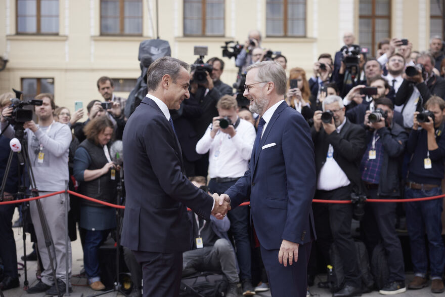 Πράγα: Κράτησαν τις... αποστάσεις Μητσοτάκης - Ερντογάν στην οικογενειακή φωτογραφία