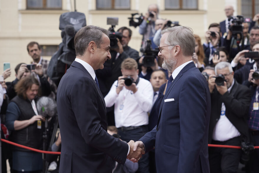 Πράγα: Κράτησαν τις... αποστάσεις Μητσοτάκης - Ερντογάν στην οικογενειακή φωτογραφία