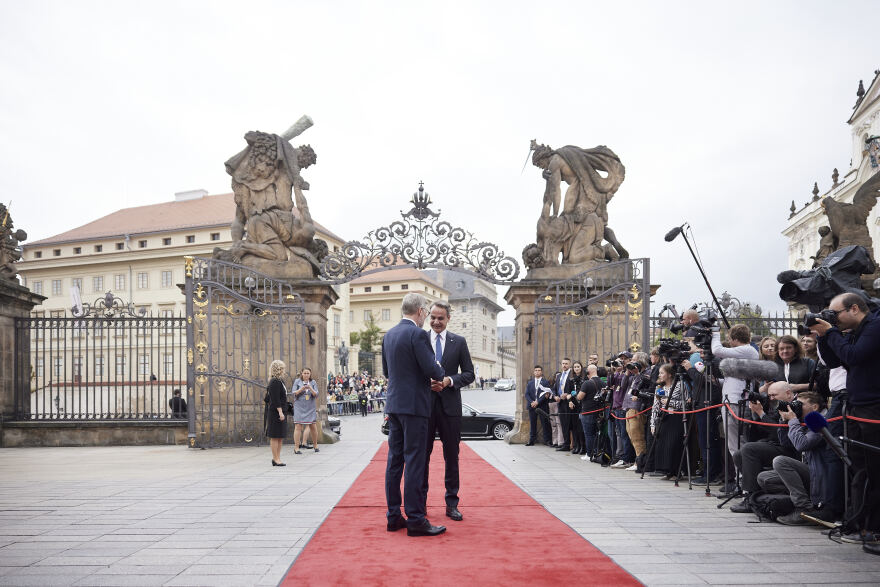 Πράγα: Κράτησαν τις... αποστάσεις Μητσοτάκης - Ερντογάν στην οικογενειακή φωτογραφία
