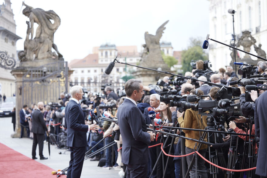 Πράγα: Κράτησαν τις... αποστάσεις Μητσοτάκης - Ερντογάν στην οικογενειακή φωτογραφία