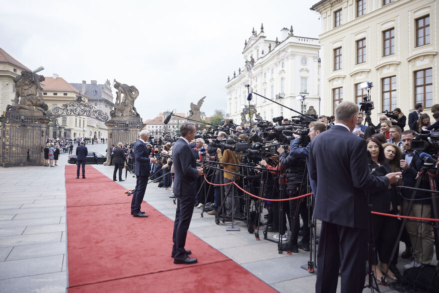 Πράγα: Κράτησαν τις... αποστάσεις Μητσοτάκης - Ερντογάν στην οικογενειακή φωτογραφία