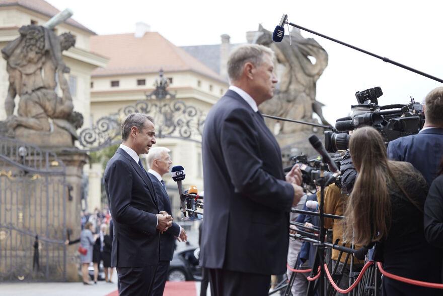 Πράγα: Κράτησαν τις... αποστάσεις Μητσοτάκης - Ερντογάν στην οικογενειακή φωτογραφία