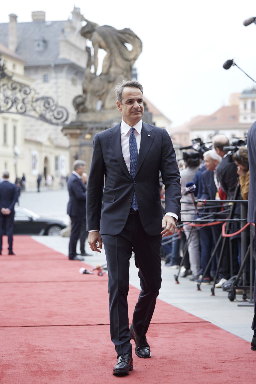 Πράγα: Κράτησαν τις... αποστάσεις Μητσοτάκης - Ερντογάν στην οικογενειακή φωτογραφία