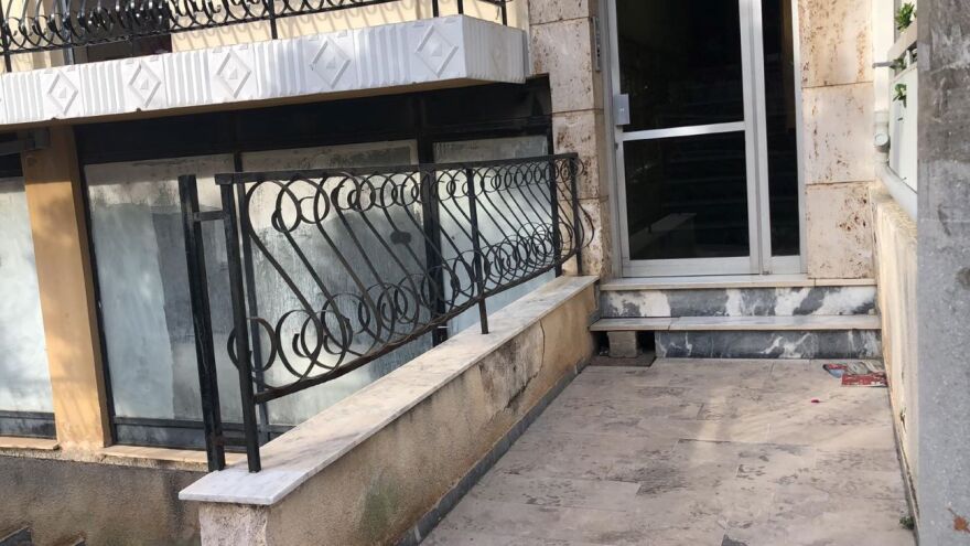 Επίθεση στη Νίκαια: «Με έσφαξε, με έσφαξε» φώναζε η γυναίκα που τη μαχαίρωσε με φαλτσέτα ο σύζυγός της