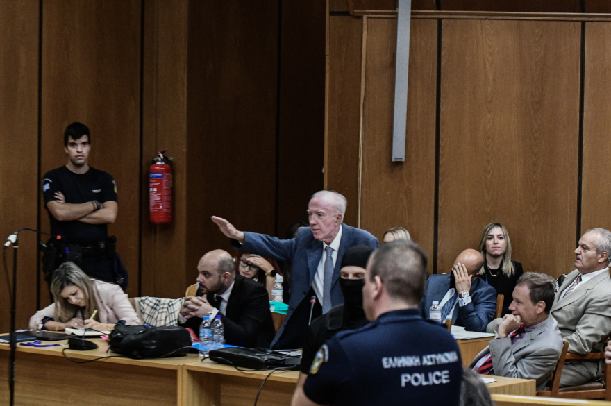 Χρυσή Αυγή: Ένταση στη δίκη με τον Κωνσταντίνο Πλεύρη να χαιρετά ναζιστικά